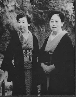 着物姿の女性二人の白黒写真