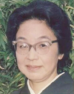 眼鏡をかけた着物姿の女性の肖像写真